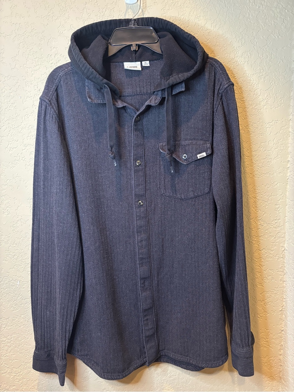 Vans Men's XL Hooded
Woven Herringbone Long Sleeve
Button Up Shirt